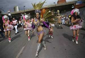 Музыка и танцы на карнавальных площадках