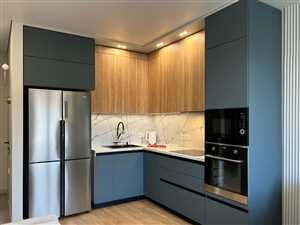 Идеи по освещению угловой кухни