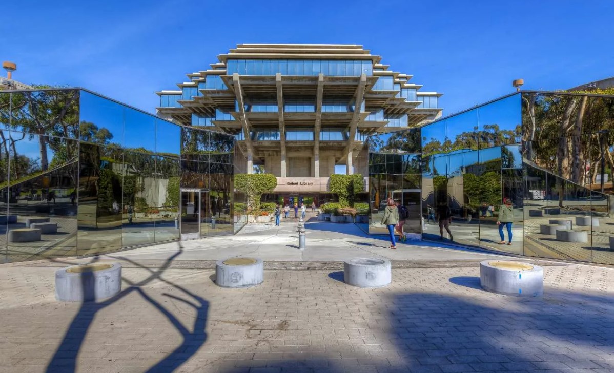 Калифорнийский университет в Сан-Диего (UCSD) 1 Калифорнийский университет в Сан-Диего (UCSD)