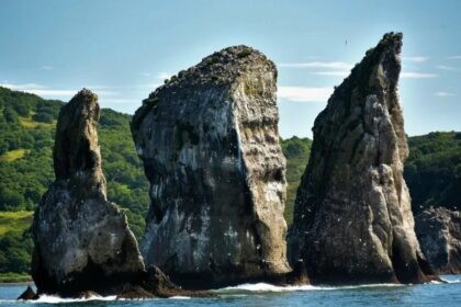 Скала Три Брата &mdash; природный памятник на побережье