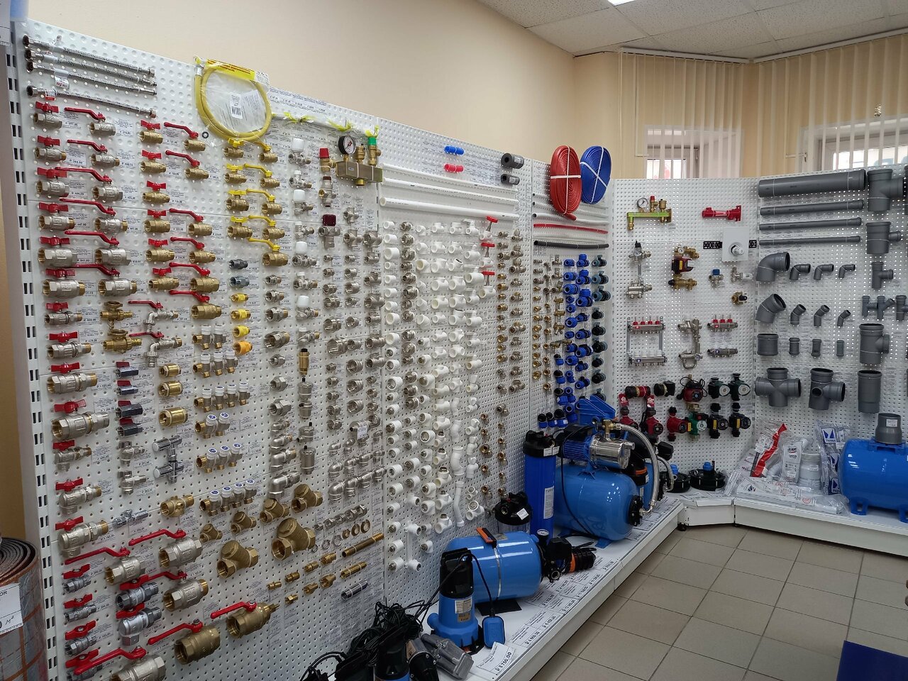 Магазин сантехники и инженерная сантехника в магазине 1 Магазин сантехники и инженерная сантехника в магазине