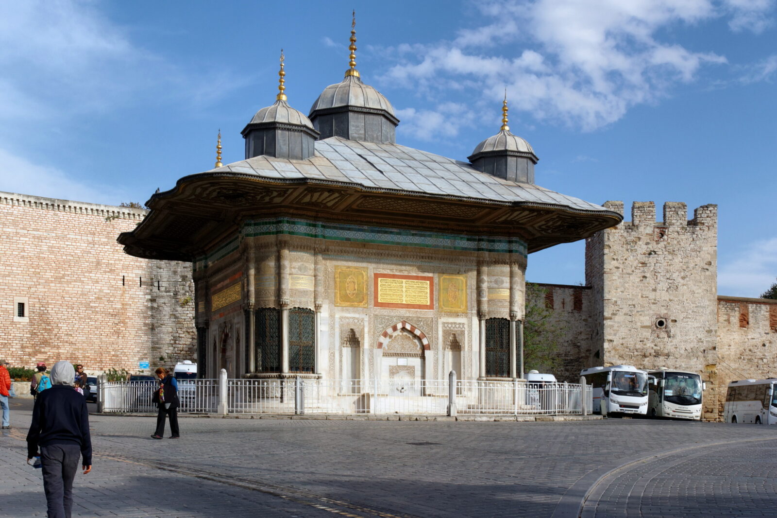 Фонтан Ахмеда III - османский стиль у Айя-Софии 1 Фонтан Ахмеда III - османский стиль у Айя-Софии