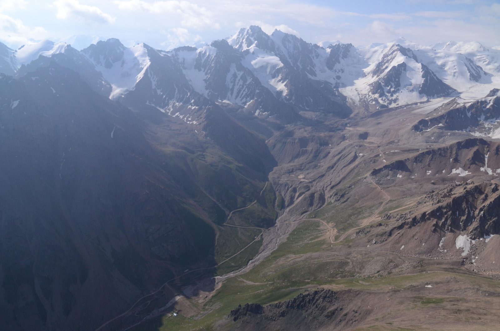 Прогулка по ущелью Мынжылкы: горные пейзажи и маршруты