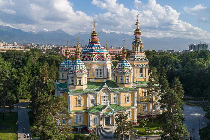 Зачем стоит посетить собор Вознесения в Алматы 7 Рекомендации по взаимодействию с местными традициями