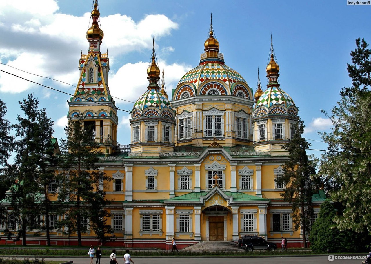 Зачем стоит посетить собор Вознесения в Алматы 9 Соблюдение местной культуры