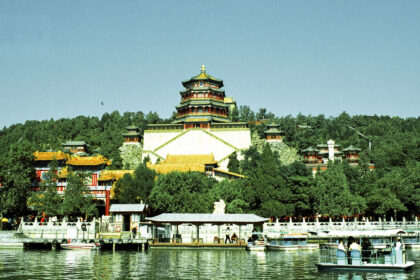 Летний дворец с озером Куньмин в Пекине (Китай)