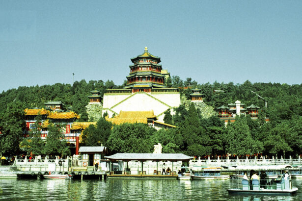 Летний дворец с озером Куньмин в Пекине (Китай)