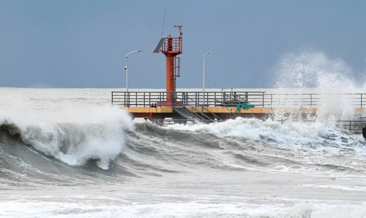 Погода на море штормы волны и безопасность