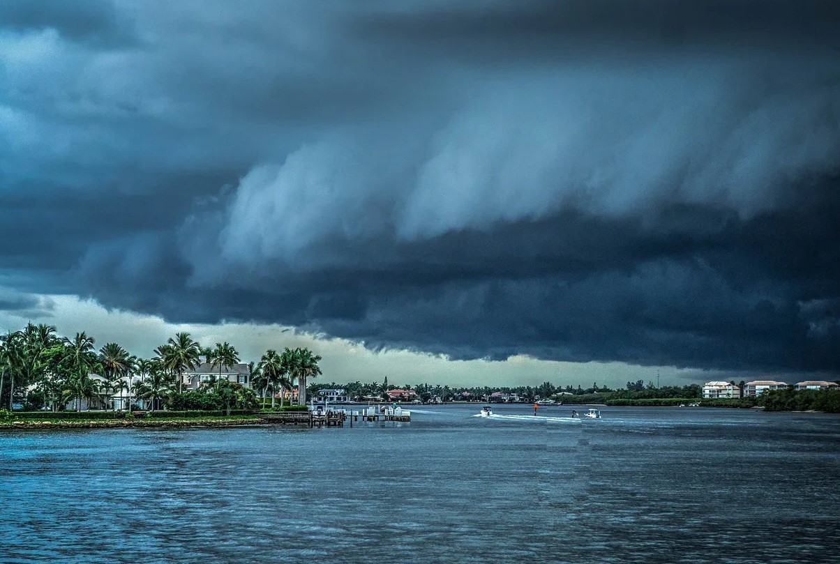 Погода во время тайфуна как отличить от урагана 1 Погода во время тайфуна как отличить от урагана