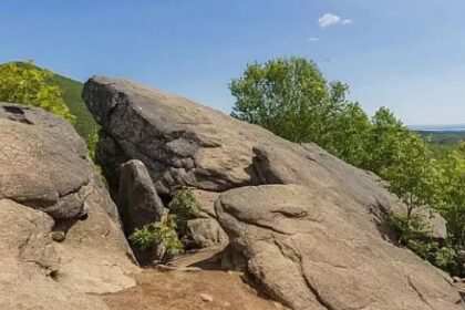 Скала Лягушка &mdash; природное образование, похожее на амфибию