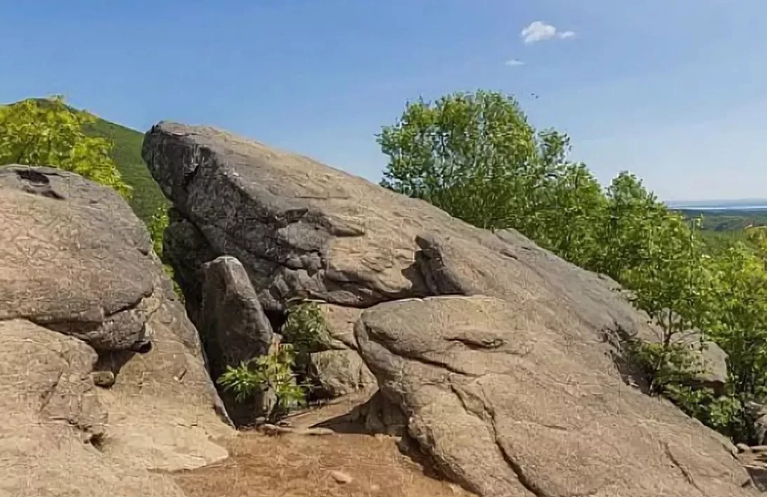 Скала Лягушка &mdash; природное образование, похожее на амфибию