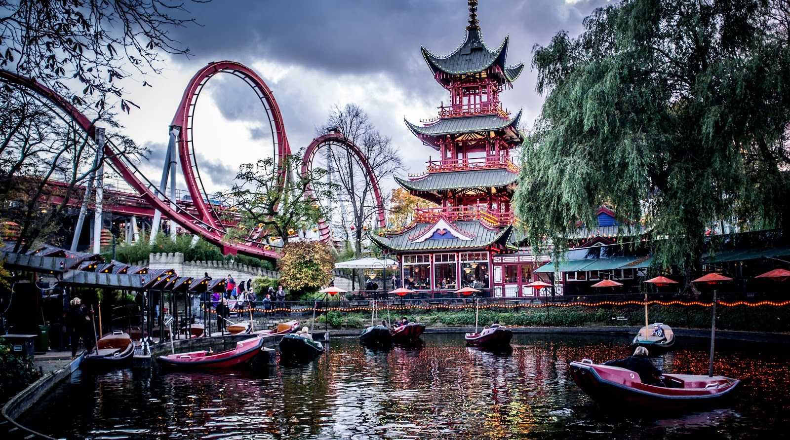 Атмосфера - сад Тиволи в Копенгагене (Дания) 5 Эффектные вечерние шоу и фейерверки