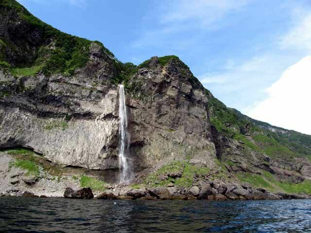 Водопад Илья Муромец — каскадный водопад на юге острова 4 Природные особенности