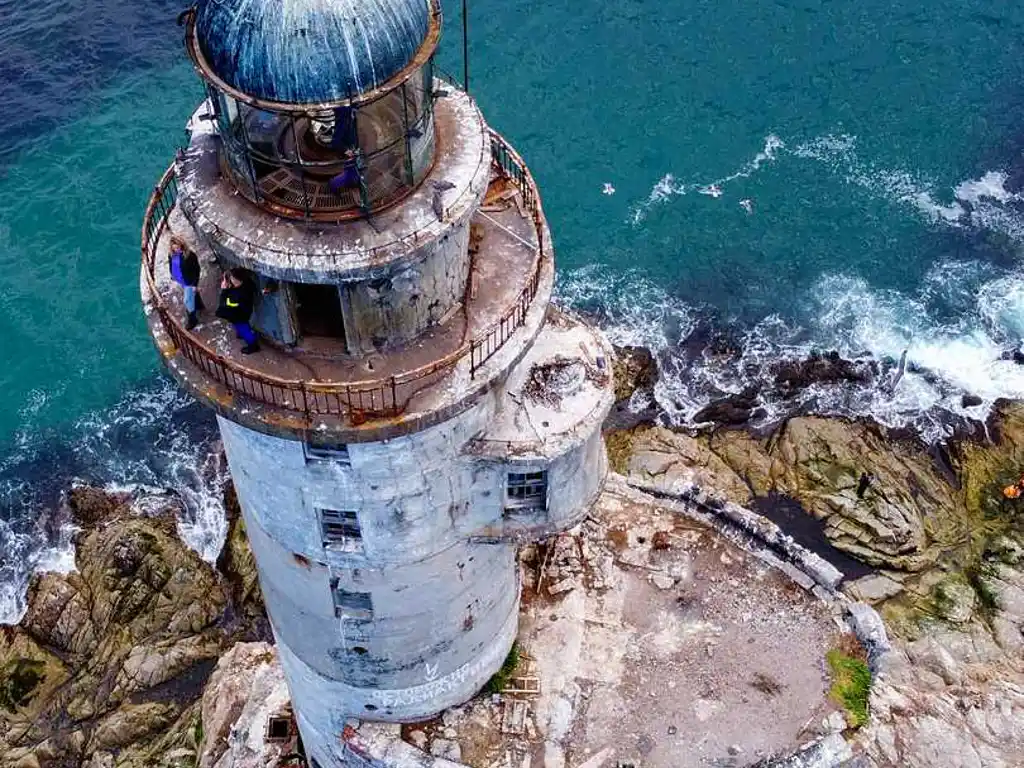 Маяк Анива — заброшенный маяк на скале, один из символов Сахалина 3 Заповедник «Надеждинский»