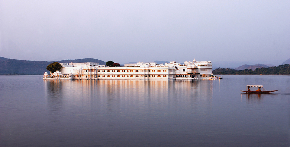 Taj Lake Palace — отель, плывущий по озеру 2 История строительства Taj Lake Palace