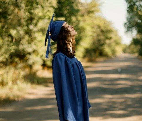 Мантия для выпускников с ярким стилем и идеальной посадкой